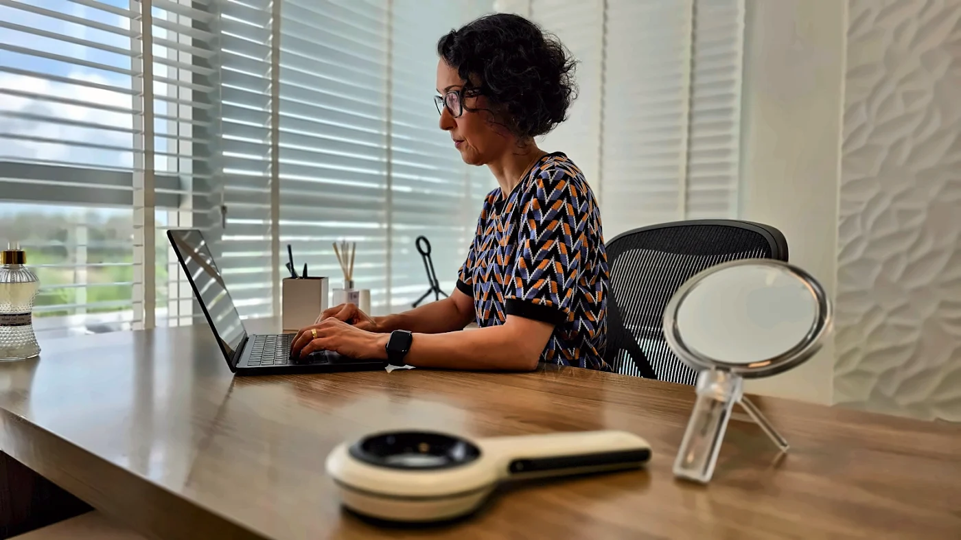 Dra. Vanessa Lima, dermatologista em Águas Claras, em seu consultório com dermatoscópio sobre a mesa