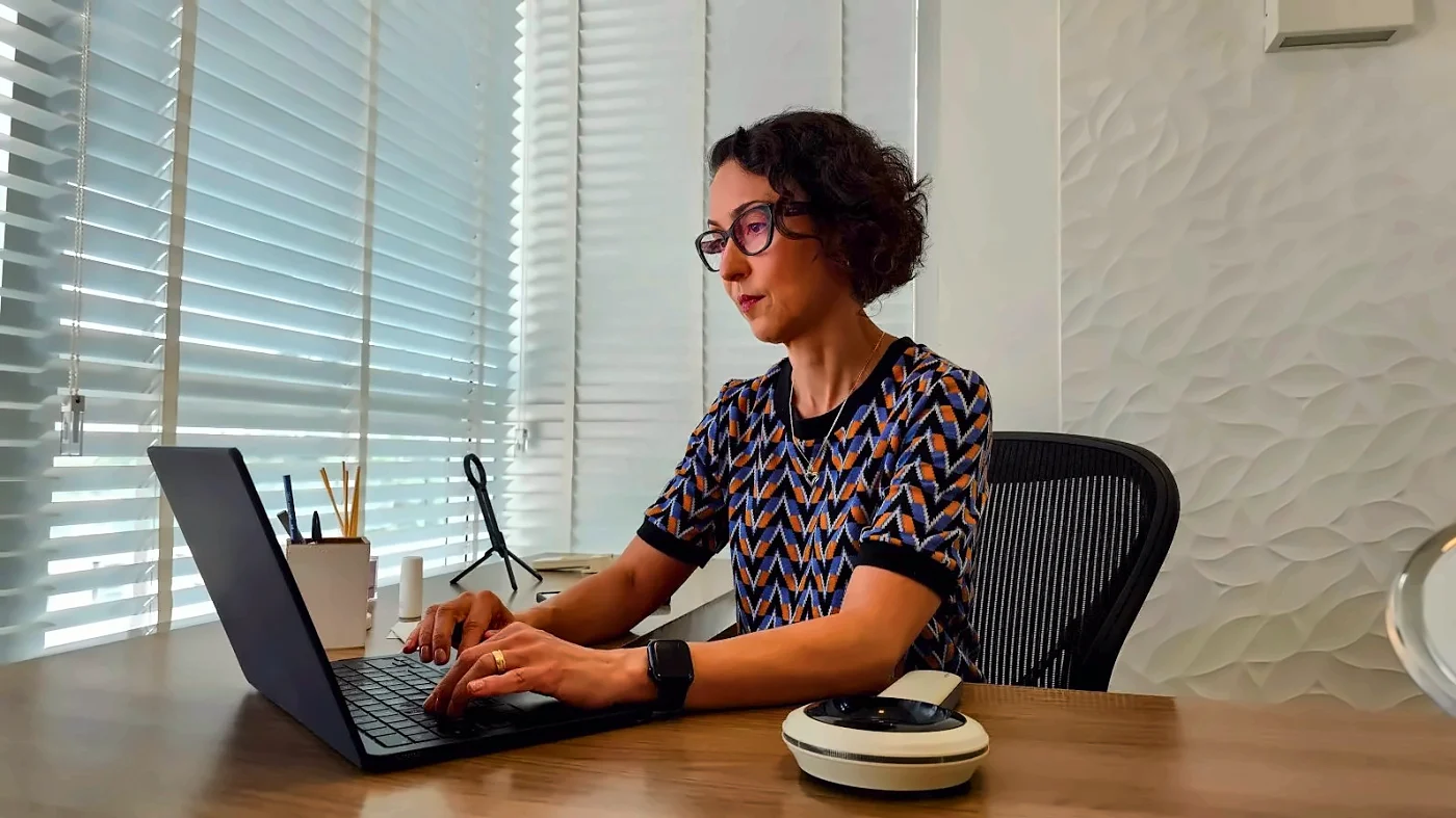 Dra. Vanessa Lima, dermatologista em Águas Claras, trabalhando em seu consultório