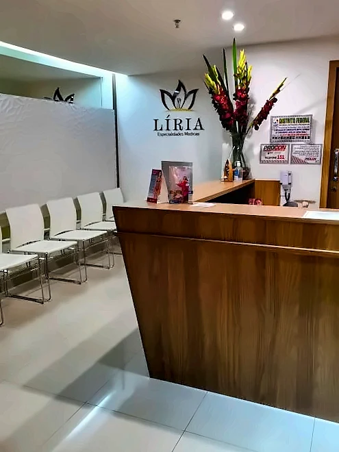 Balcão de recepção da Clínica Líria em Águas Claras, Brasília-DF