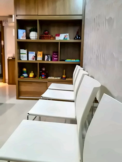 Sala de espera do consultório dermatológico da Dra. Vanessa Lima