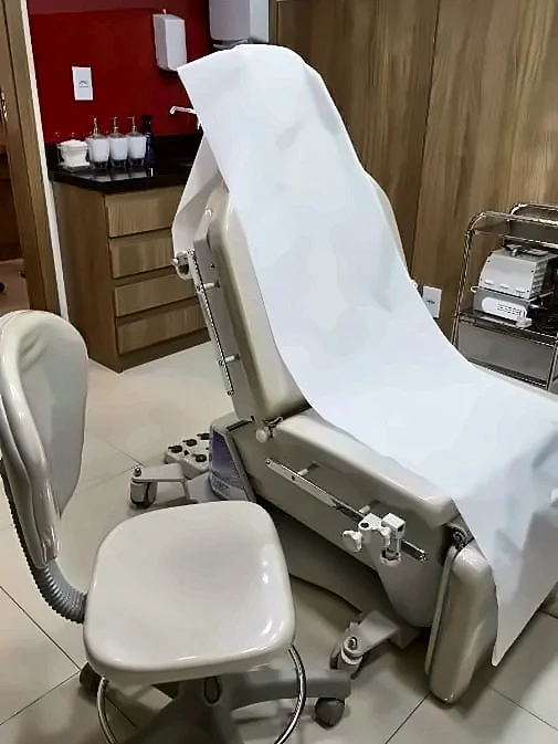Sala de procedimentos dermatológicos com cadeira reclinável